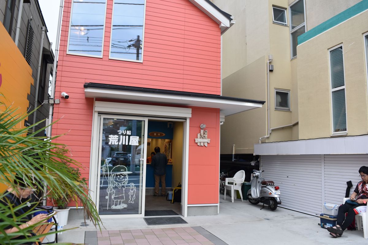 午前船は朝5時半開店、午後船は11時開店