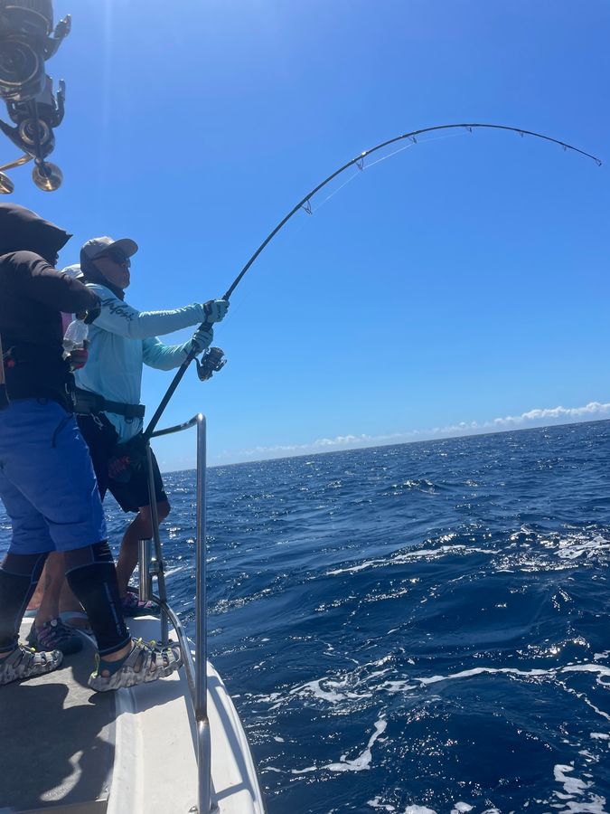 フラットで滑りにくいデッキと高めの手すりによって、大物とのファイトも安心です。
